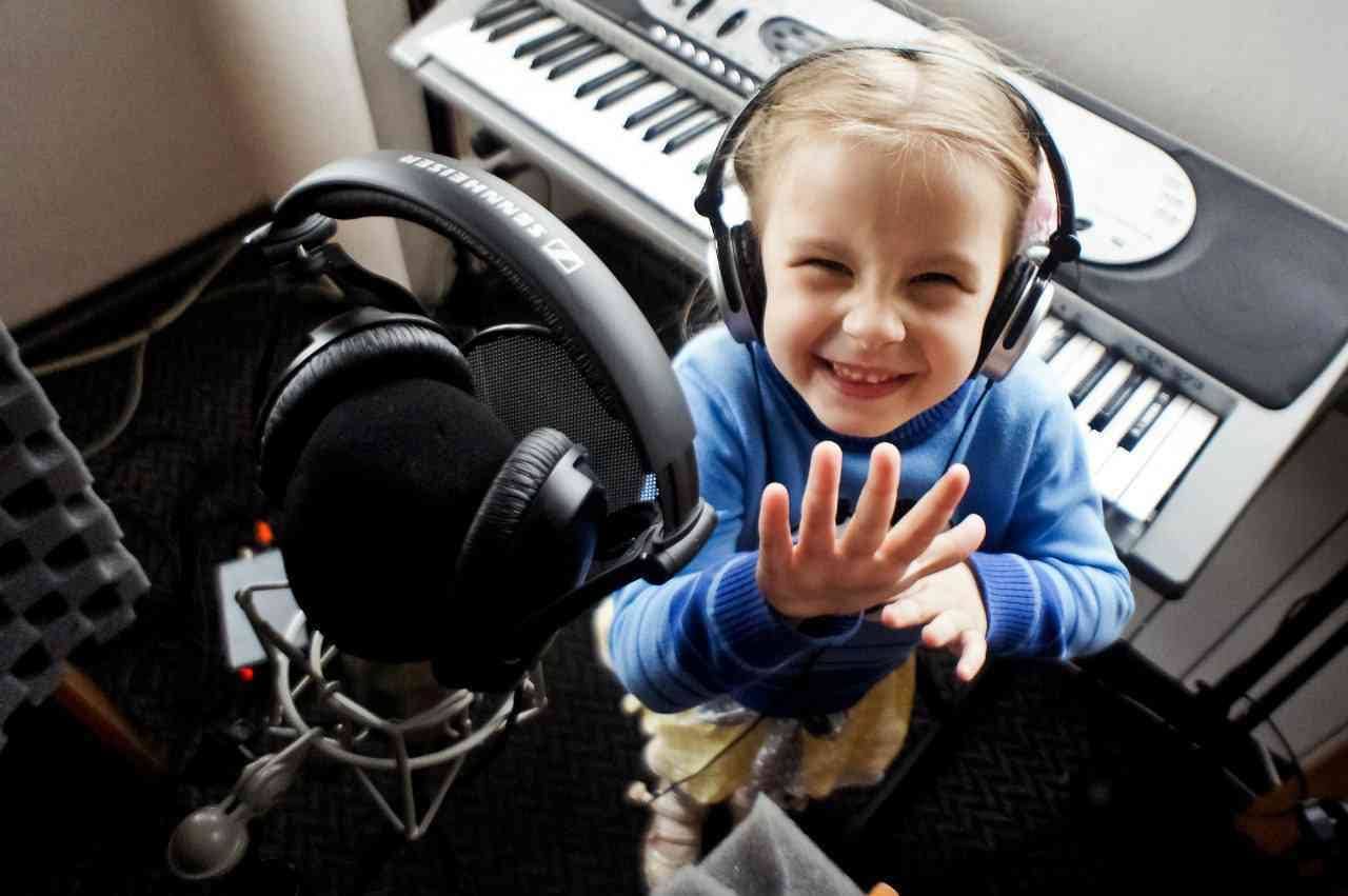 Вокальная 4. Дети звукорежиссер. Ребенок в студии звукозаписи. Дети поют. Пение дети.